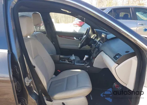 2011 Mercedes-Benz C 300 Sport 4Matic z USA, uszkodzony, nr VIN WDDGF8BB2BR141652